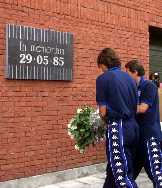 14 giugno 2000, vigilia della partita Belgio vs Italia valida per gli Europei . Paolo Maldini e Antonio Conte omaggiano le vittime della tragedia. La targa in memoriam fuori dallo stadio (Ap)